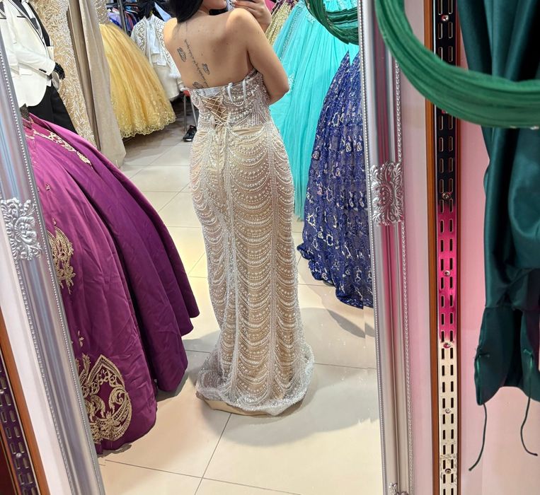 Чисто нова бална рокля