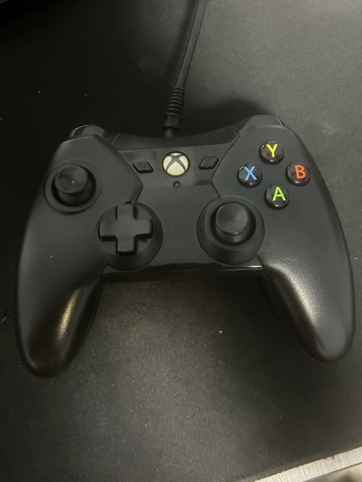 Xbox One S 512GB + GTA 5 + 2 контролера