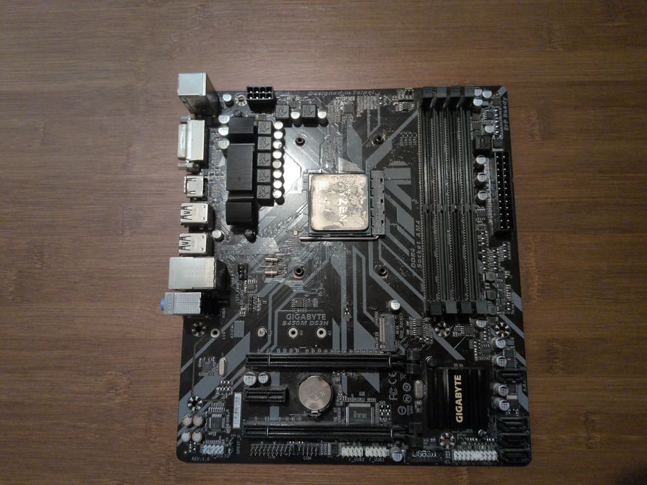 Pentru piese: Gigabyte B450M DS3H + Ryzen 5 1600