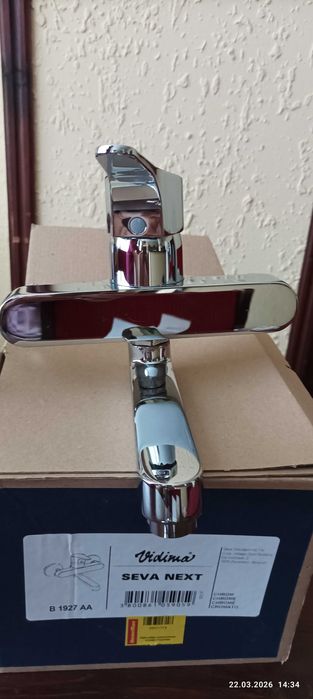 Смесител стенен за умивалник