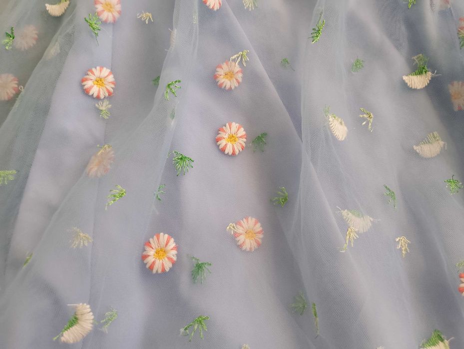 Рокля с бродирани цветя