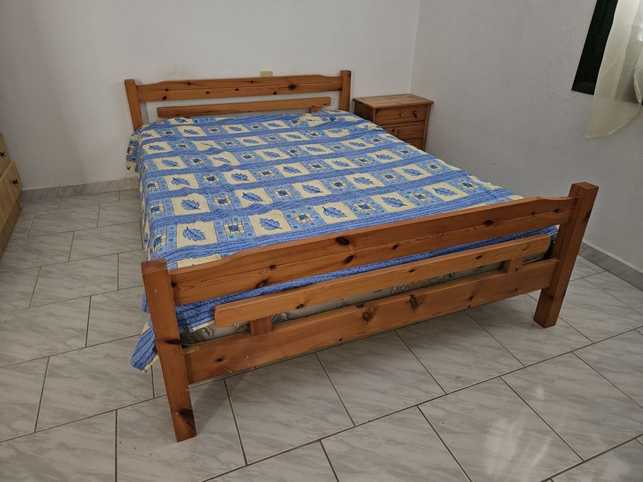 Спалня, нощно шкафче и матрак от масив