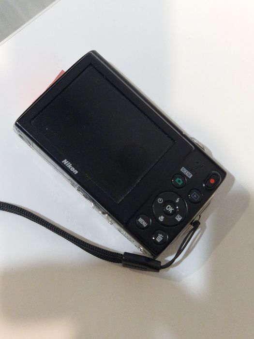 Aparat Photo Nikon cu o pata pe display