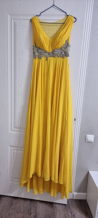 Вечернее жёлтое платье