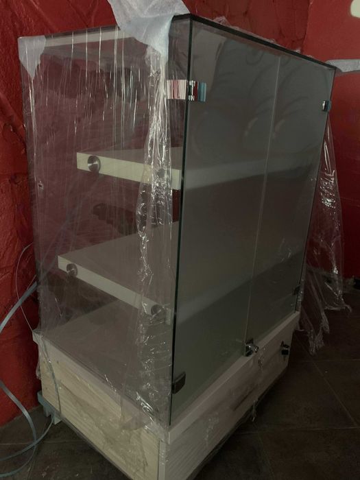 ЛУКСОЗНА ВИТРИНА italy 2 броя на цена 300 лева цена