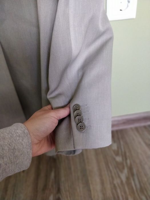 Продавам мъжки костюм на Теодор