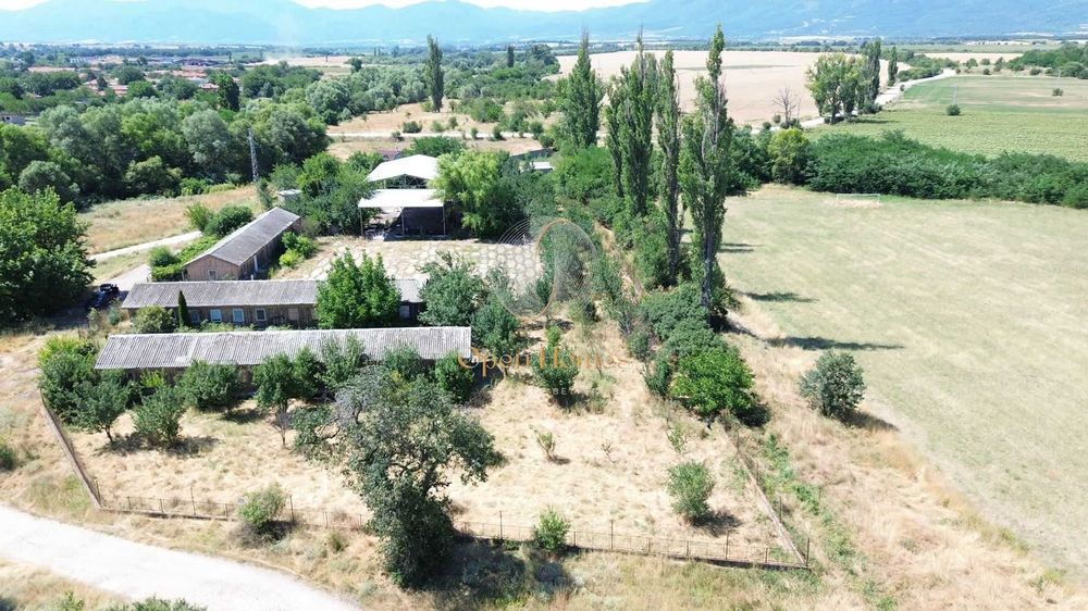 Бунгала, метална конструкция и 6дка УПИ в Златовръх