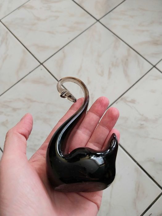 Фигурки лебеди от тъмно и плътно стъкло