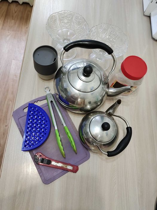 Отдам даром кухонный инвентарь, посуды разные