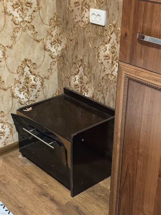 Срочно продается шкаф с одним комодом