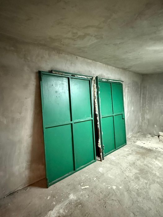 Железни гаражни врати с каса около 244×188 см – 2 крила, заключващи се.