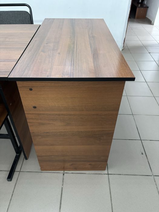 Продам парту , стол , стульями