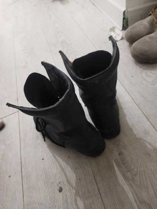 Берцы, на осень весну самое то.