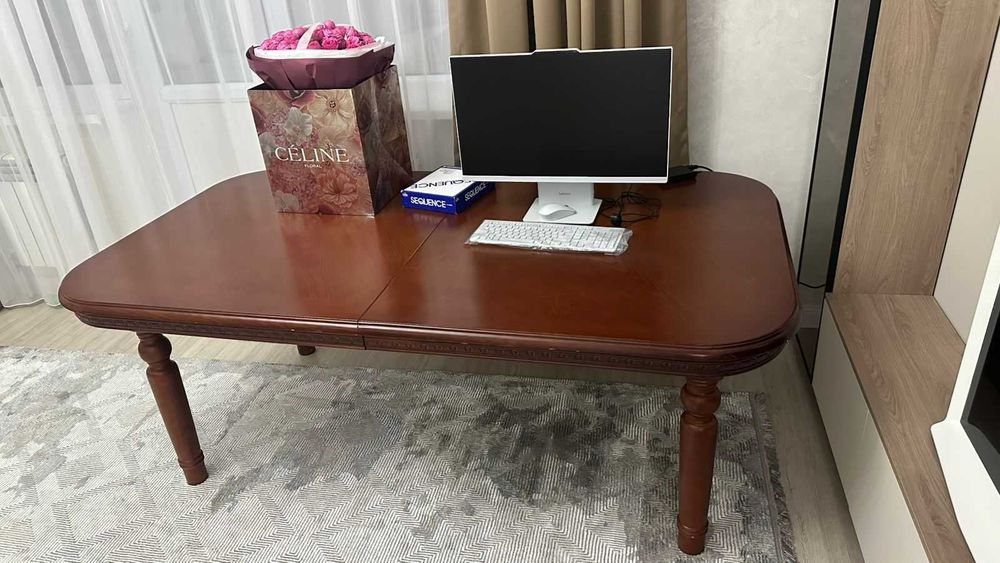 Массивный стол, красное дерево