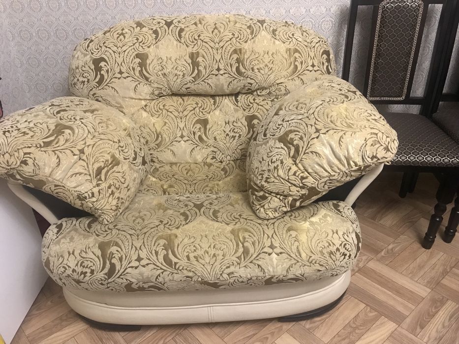 Продам 2 (два) дивана и 1 (одно) кресло