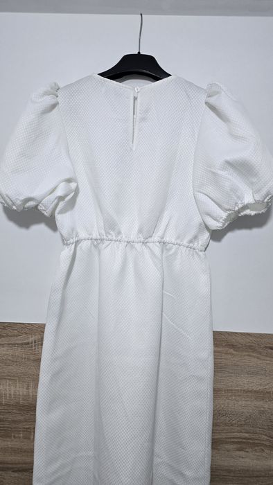 Rochie midi Na-kd cu maneci scurte bufante perfecta pentru vara