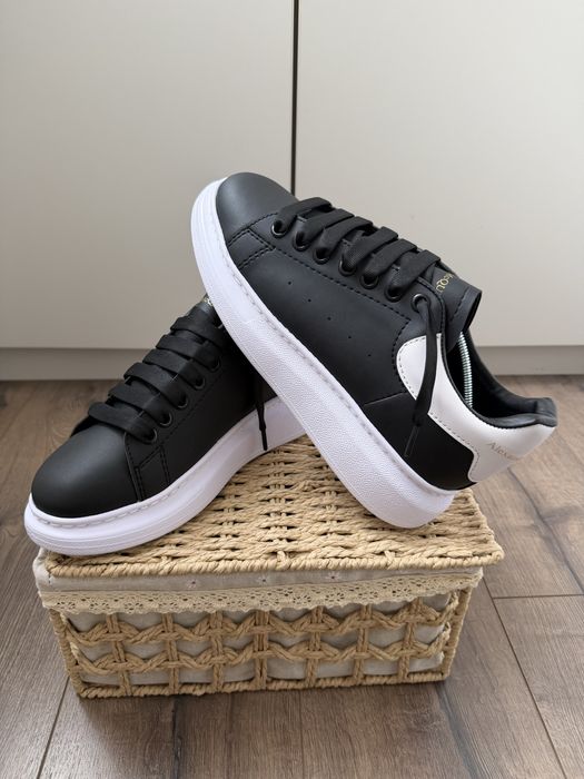 Adidasi ALEXANDER MCQUEEN l Produs NOU Tenesi | Adidasi Baieti | Fete | Alexander McQueen Negru - Alb | Adidasi Model NOU | Produs Calitate PREMIUM
