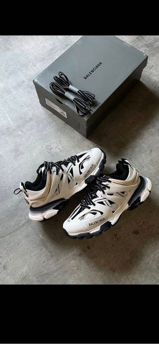 Продавам Balenciagi като чисто нови носени