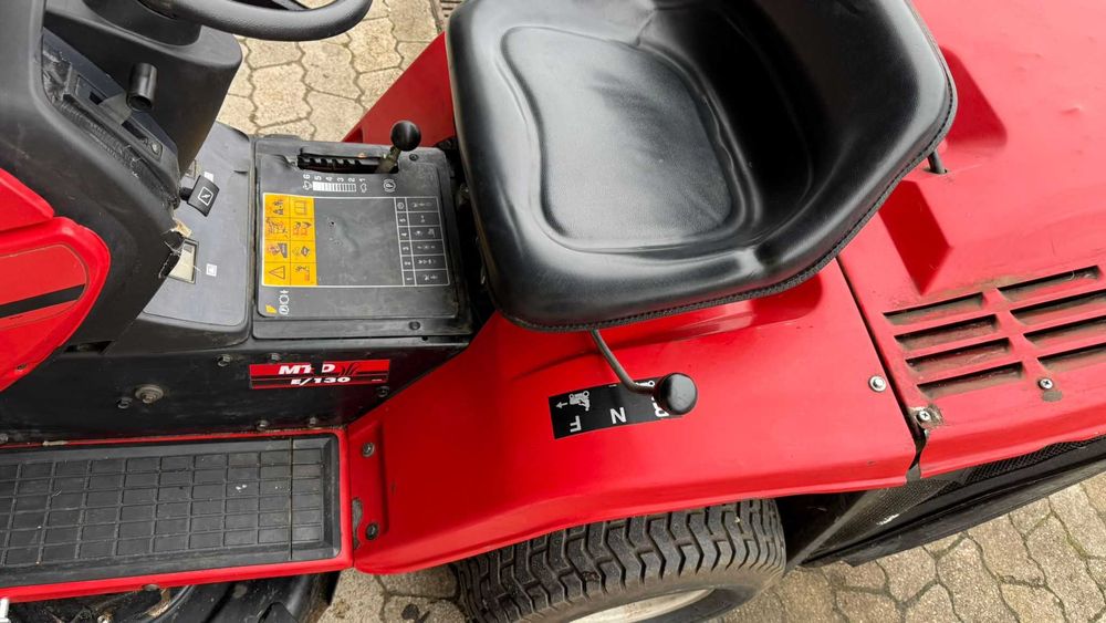 Tractoras de tuns iarba MTD E/130