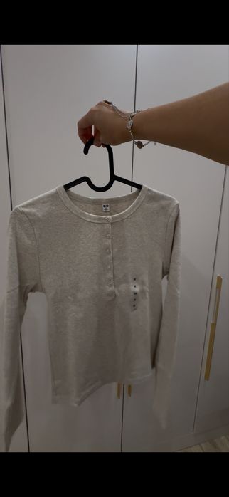 Лонгслив в рубчик с пуговицами Uniqlo