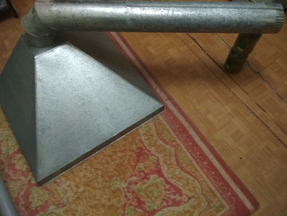 Вытяжка кухонная продается.