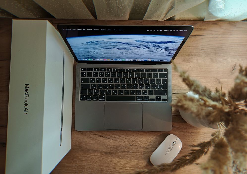 Продам MacBook Air 2020