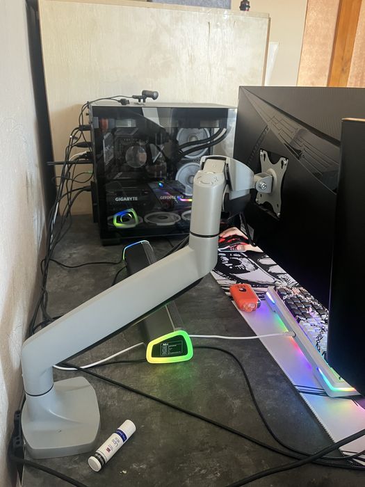 монитор с кронштейном