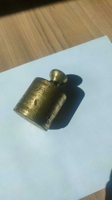 Продавам единична бронзова теглилка от 1 кг.