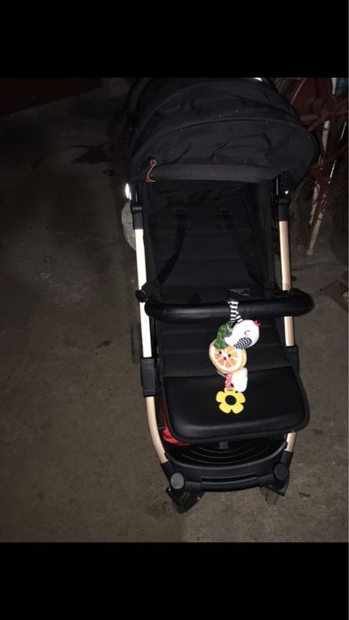 Vand cărucioare  ,defecte mici zgarieturi la ambele