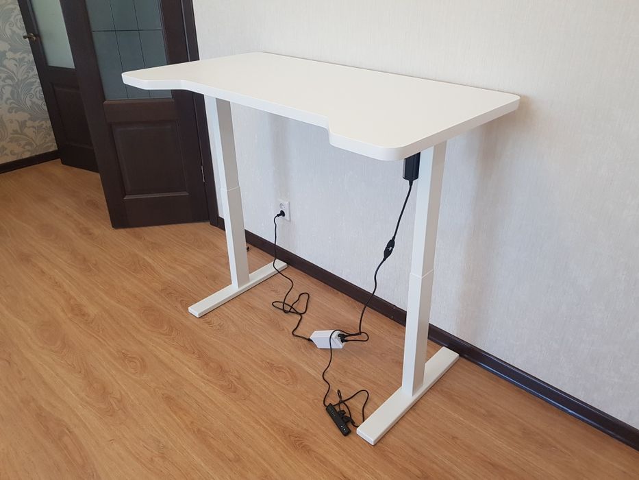 Регулируемый стол