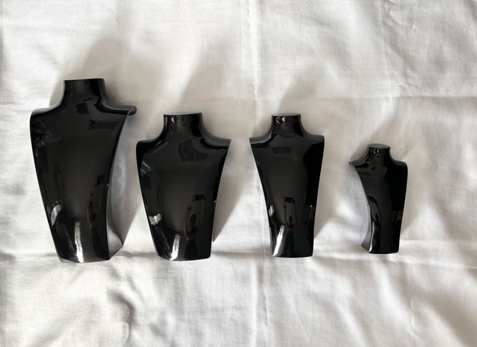 Стойки бижута, комплект за колие и гривна  черен гланц