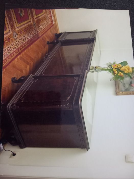 Mobilă sufragerie: masă cu 12 scaune,  o vitrina, două servante .