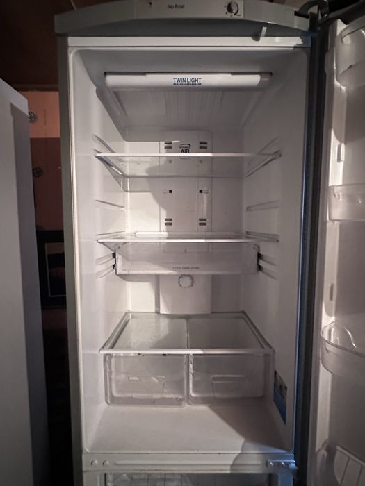 Indesit холодильник даухкамерный вместительный