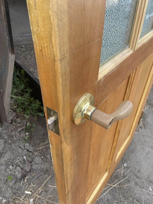 Дверь деревянная