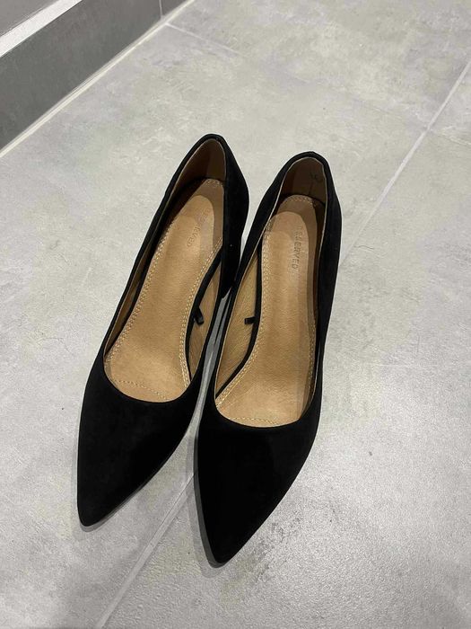 Чисто нови черни велурени обувки