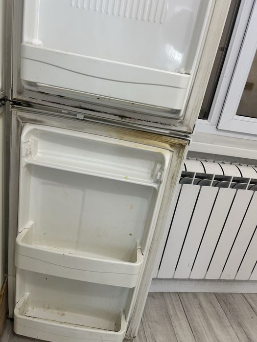 Холодильник LG продам среднего размера