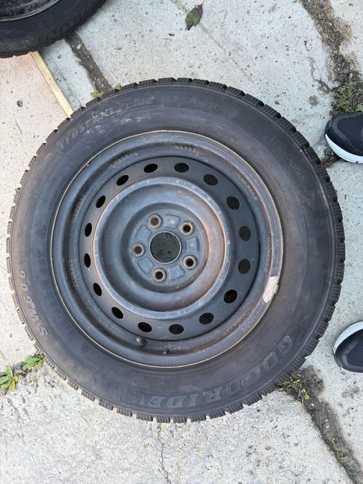 Продам резину 215 / 60  /16