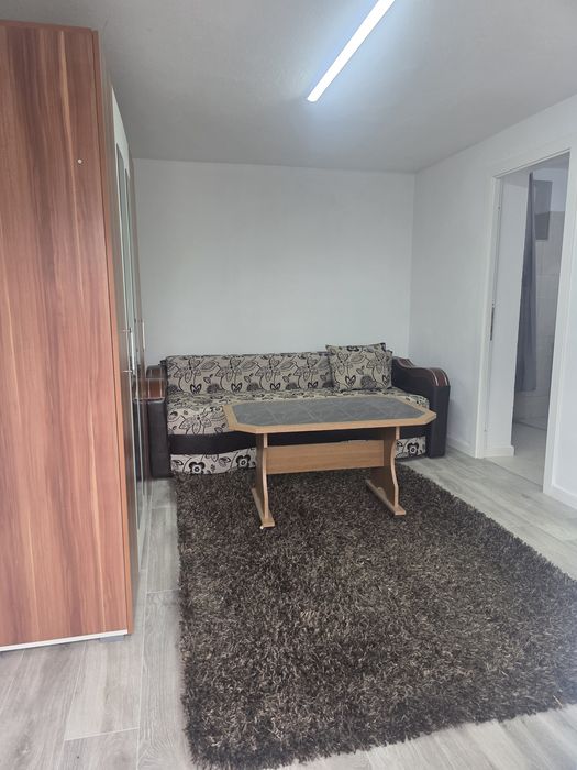 Inchiriez garsoniera parter la curte