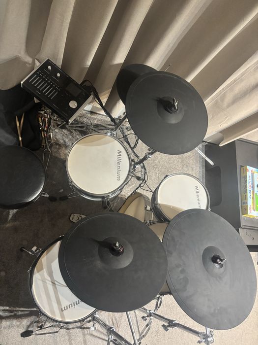 Millenium MPS-1000 cu aspectul tobelor acustice.