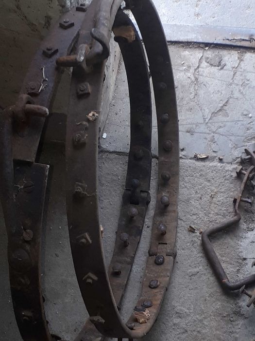 2 inele metalice vechi pentru presa de struguri