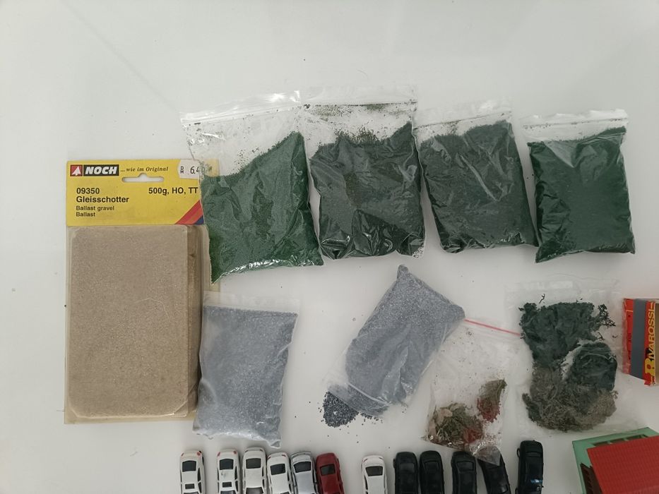Macheta  acessorii Trenulet  Electric iarba,  figurine   pietrisc,braduri  și pod