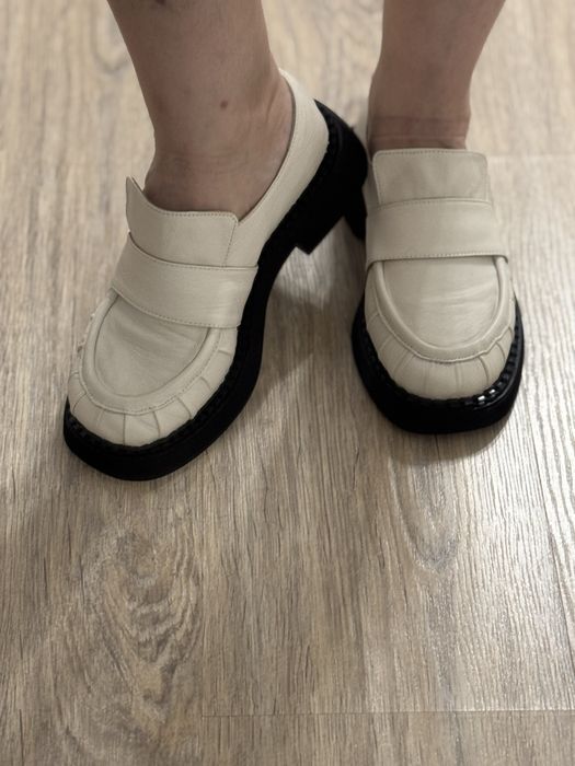 Лоферы кожаные  молочные  Туфли  на платформе