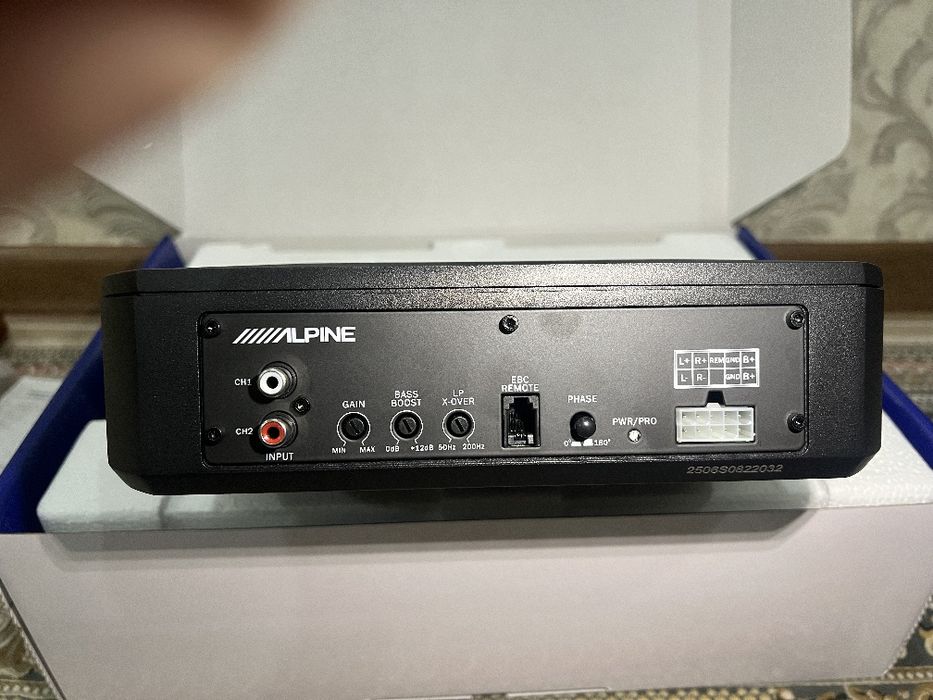 Cабвуфер под сиденье Alpine PWE-S800 активный сабвуфер