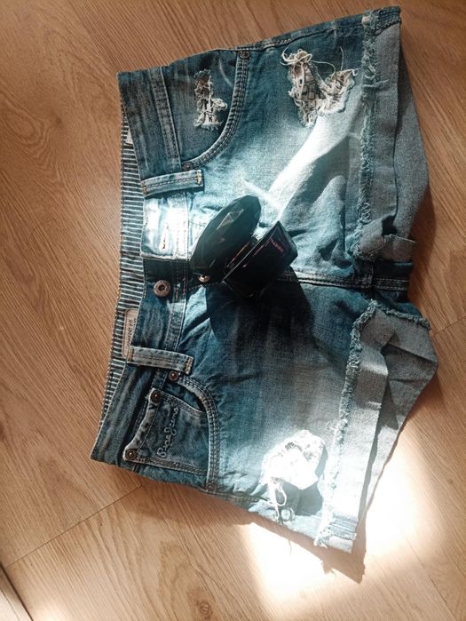 Къси дънкови гащи