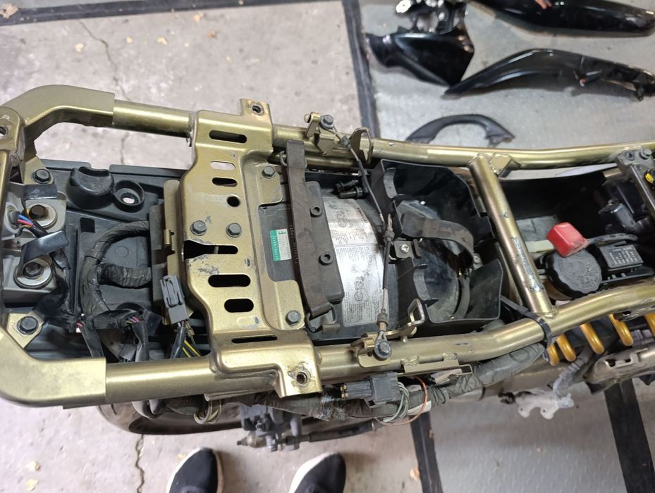 Кавазаки ЕР6Н Kawasaki ER6N на части.