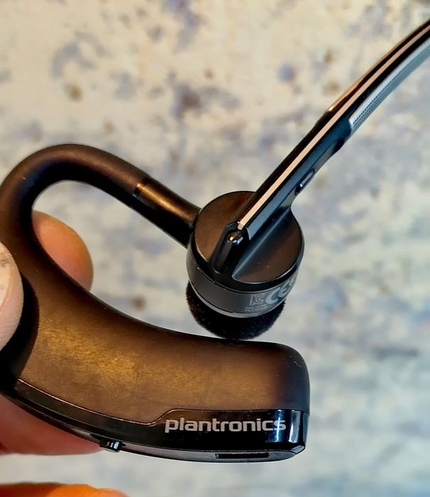 Блутут хендсфри слушалка Plantronics Voyager Legend със заряден кейс