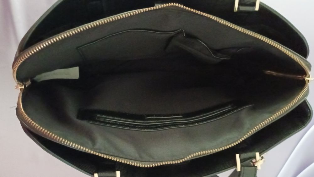 Черна дамска чанта от изкуствена кожа