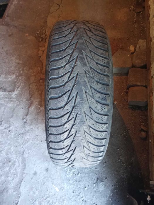 Продам б/у зимнию резину