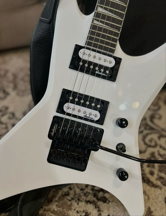 Chitara Jackson JS32 Kelly White + husă + curea + corzi noi