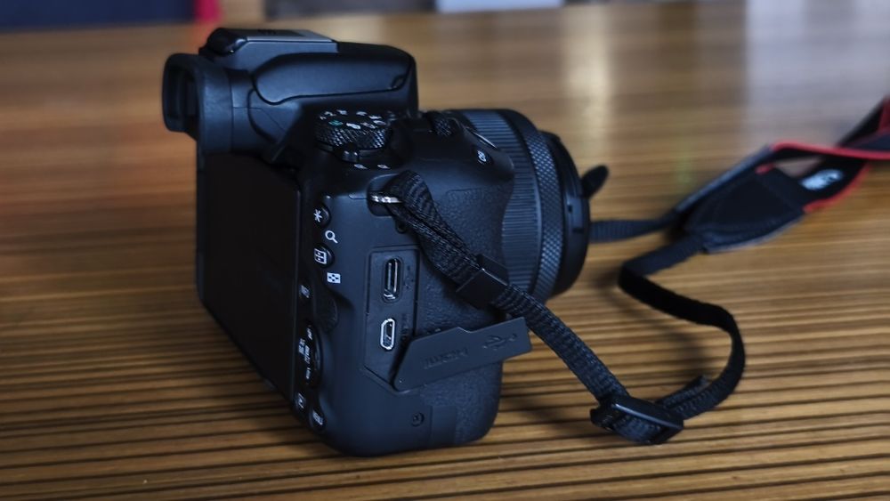 Canon EOS R50 + 2 обектива и други аксесоари